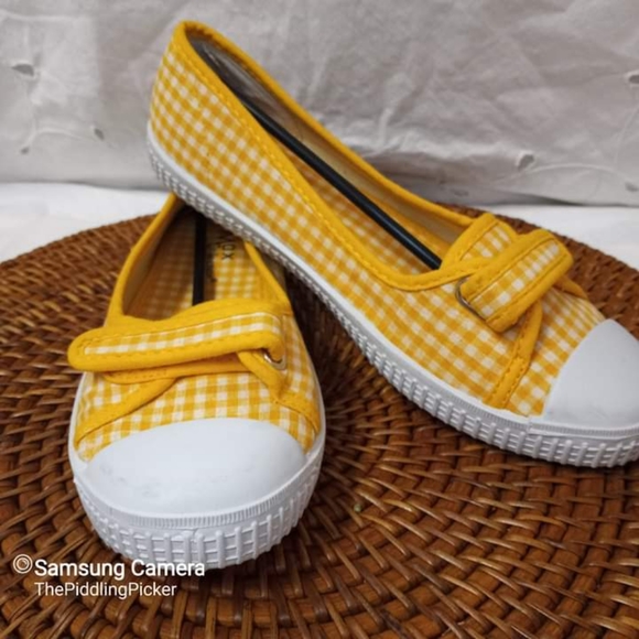 Girls Cute Yellow & White Slip-On Casual Flats - Picture 1 of 3